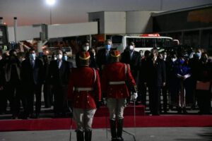 Presidente de Argentina llega a Bolivia y es recibido con honores militares
