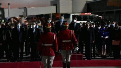 Presidente de Argentina llega a Bolivia y es recibido con honores militares