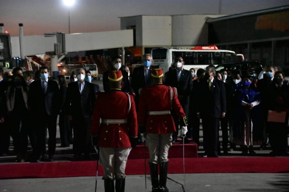 Presidente de Argentina llega a Bolivia y es recibido con honores militares