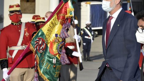 Rey Felipe VI en Bolivia recibiendo la condecoración de Huésped Ilustre