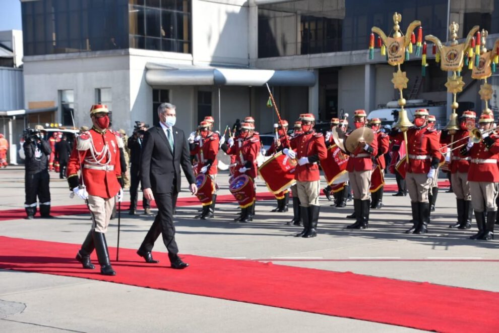 Transmisión de mando de Luis Arce con la llegada del Presidente Abdo a Bolivia
