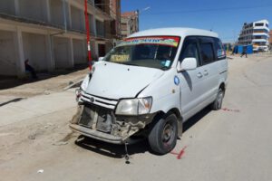 Colisión entre camioneta policial y minivan en Oruro