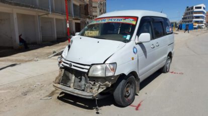 Colisión entre camioneta policial y minivan en Oruro