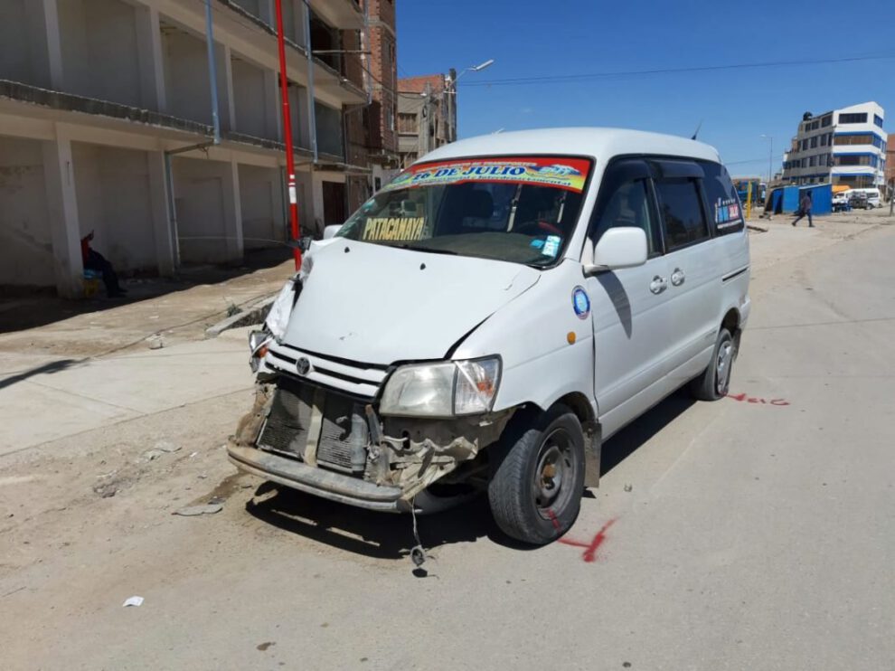 Colisión entre camioneta policial y minivan en Oruro