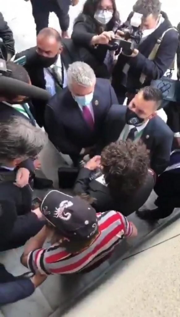 Iván Duque fue increpado por un grupo de ciudadanos en La Paz, Bolivia