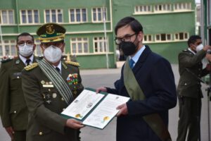 Ministro de Gobierno Carlos Eduardo Del Castillo recibe condecoración de la Policía Boliviana