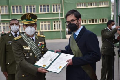 Ministro de Gobierno Carlos Eduardo Del Castillo recibe condecoración de la Policía Boliviana