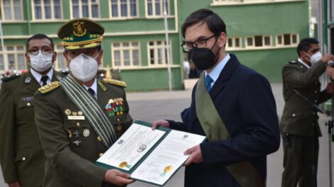 Ministro de Gobierno Carlos Eduardo Del Castillo recibe condecoración de la Policía Boliviana