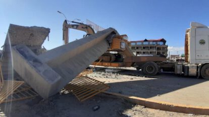 Puente peatonal cae en Oruro tras ser chocado por un tráiler