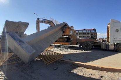 Puente peatonal cae en Oruro tras ser chocado por un tráiler