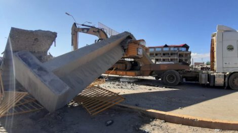 Puente peatonal cae en Oruro tras ser chocado por un tráiler