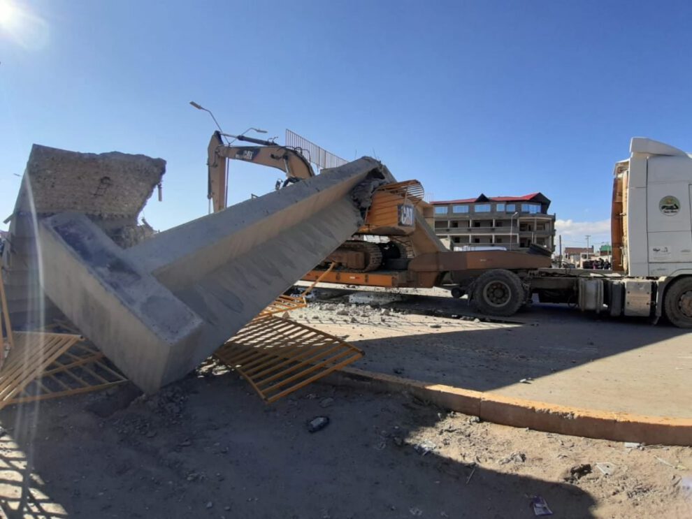 Puente peatonal cae en Oruro tras ser chocado por un tráiler