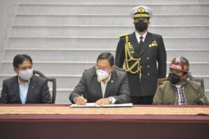 El Presidente Luis Arce promulga leyes para el Bono Contra el Hambre