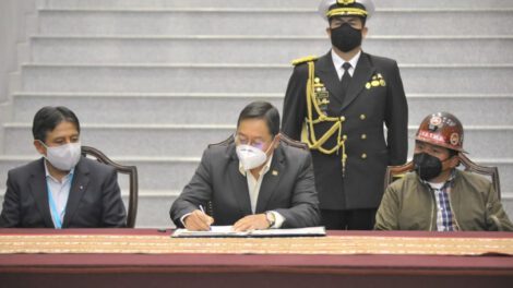 El Presidente Luis Arce promulga leyes para el Bono Contra el Hambre