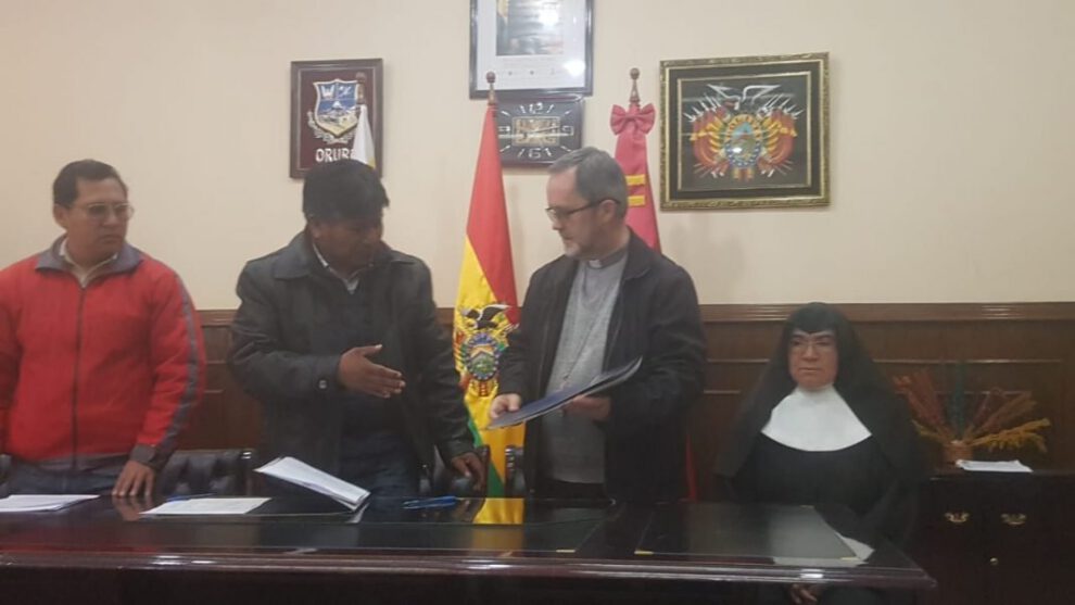 Convenio comedores populares firmado por Gobernación y Obispado de Oruro