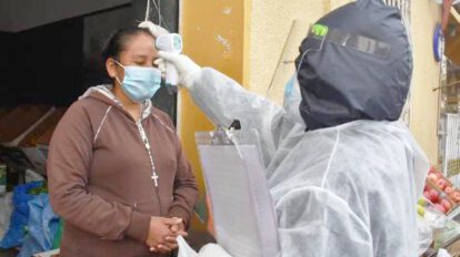 Control de temperatura a una persona durante el aumento de Covid-19 en Bolivia