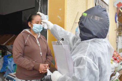 Control de temperatura a una persona durante el aumento de Covid-19 en Bolivia