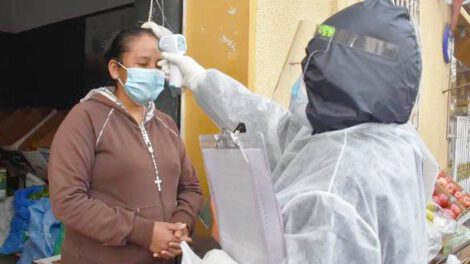 Control de temperatura a una persona durante el aumento de Covid-19 en Bolivia