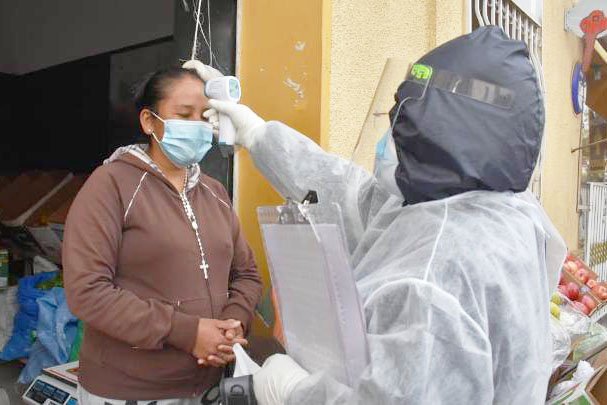 Control de temperatura a una persona durante el aumento de Covid-19 en Bolivia