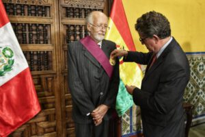 Gustavo Rodríguez Ostria recibiendo una condecoración