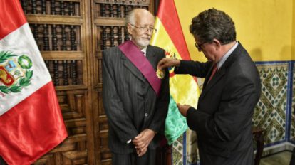 Gustavo Rodríguez Ostria recibiendo una condecoración