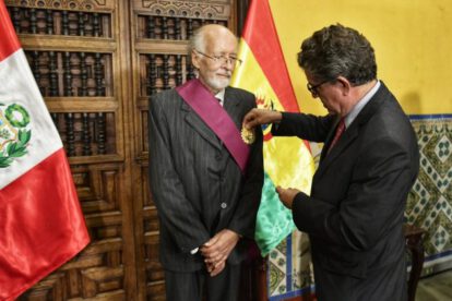 Gustavo Rodríguez Ostria recibiendo una condecoración