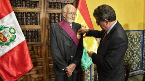 Gustavo Rodríguez Ostria recibiendo una condecoración