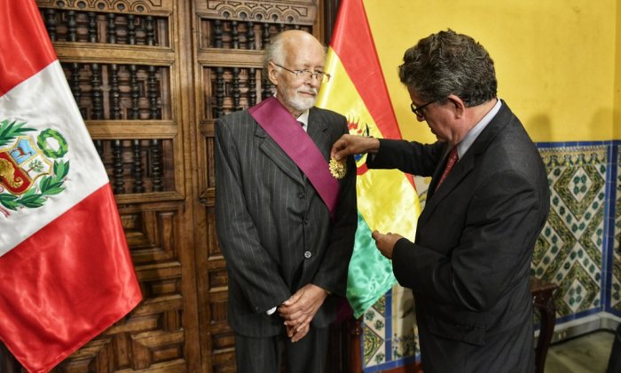 Gustavo Rodríguez Ostria recibiendo una condecoración