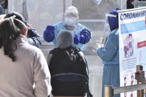 Personal de Salud atiende pacientes en busca del Covid-19 en Bolivia
