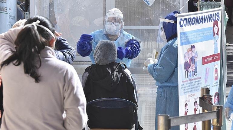 Personal de Salud atiende pacientes en busca del Covid-19 en Bolivia