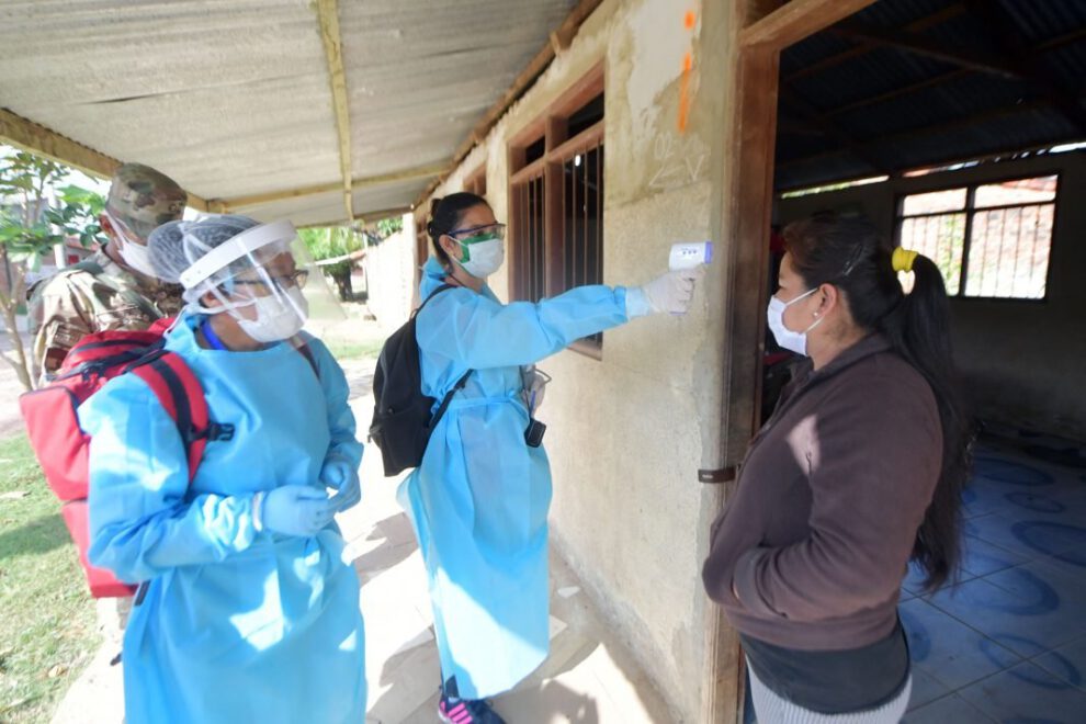 Brigadas médicas realizando el rastrillaje casa por casa sobre Covid-19 en Bolivia