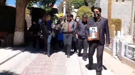 Evo Morales visita la tumba de su hermana Esther