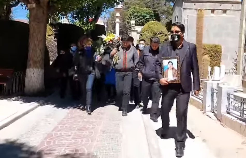 Evo Morales visita la tumba de su hermana Esther