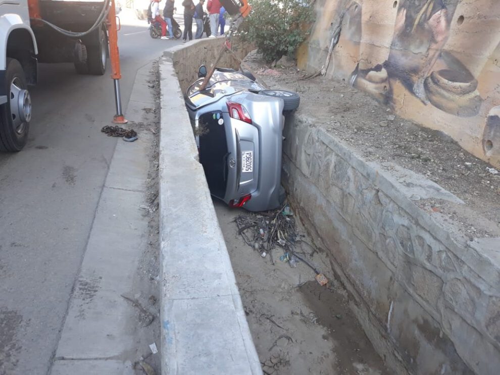 Conductor se dio a la fuga tras encunetar su vehículo en la avenida Panamericana