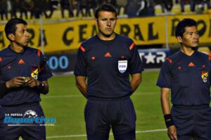 Gery Vargas árbitro en el partido Oruro Royal frente a Sur-Car