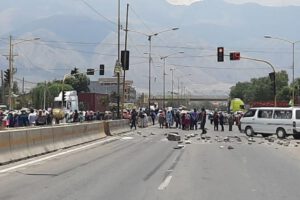 Bloqueo en Sipe Sipe por demandas de padres de familia