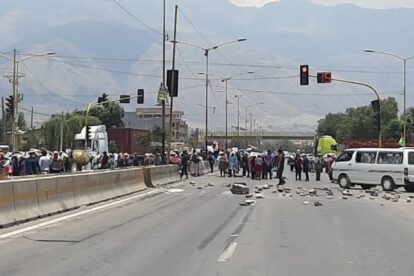 Bloqueo en Sipe Sipe por demandas de padres de familia