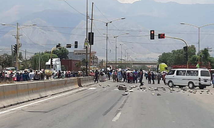 Bloqueo en Sipe Sipe por demandas de padres de familia
