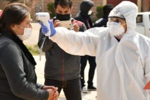 Covid-19 en Bolivia: Personal de Salud toma la temperatura a una ciudadanía