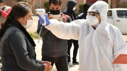 Covid-19 en Bolivia: Personal de Salud toma la temperatura a una ciudadanía