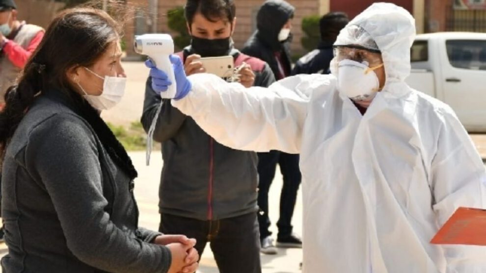 Covid-19 en Bolivia: Personal de Salud toma la temperatura a una ciudadanía