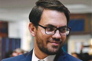 Denuncia penal contra exdirector de Migración
