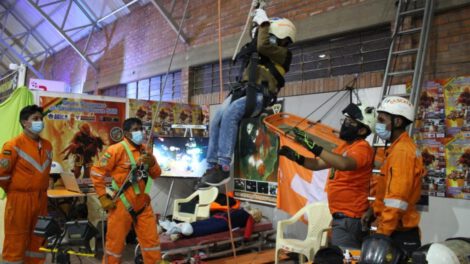 Grupo SAR Bolivia Oruro capacita a niños en la feria de Expoteco