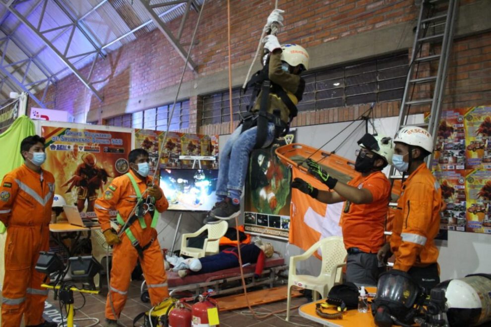 Grupo SAR Bolivia Oruro capacita a niños en la feria de Expoteco