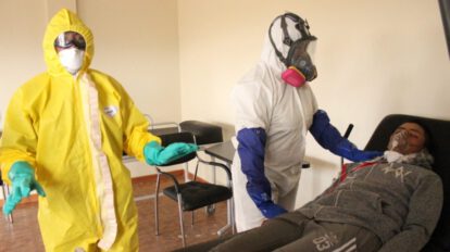 Personal de salud atiende a un paciente durante un simulacro sobre Covid-19