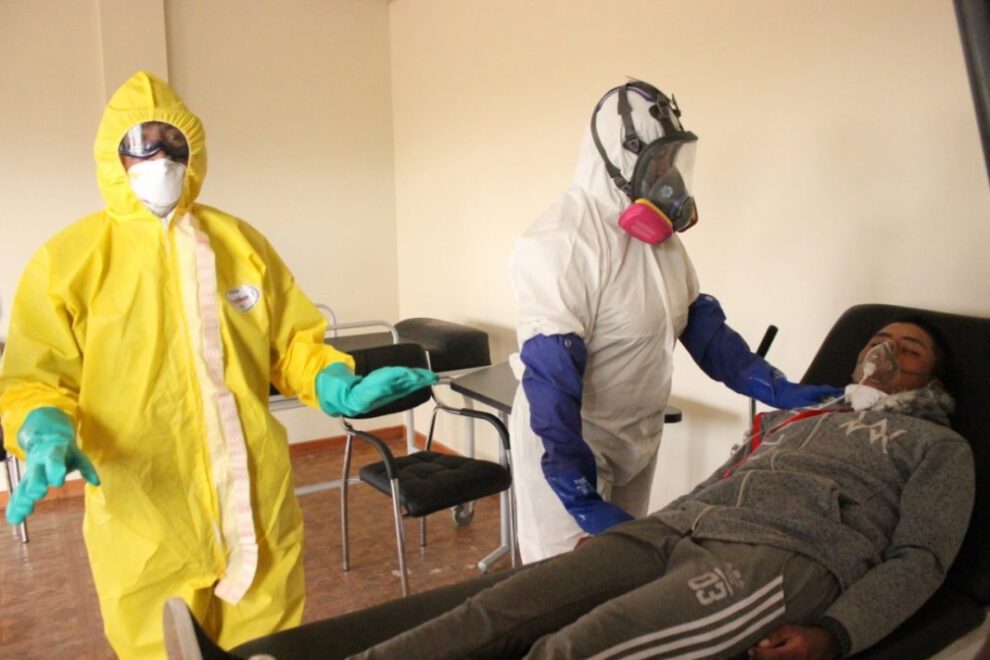 Personal de salud atiende a un paciente durante un simulacro sobre Covid-19