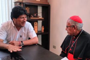 Cardenal Ticona visita a Morales y bendice su casa en Cochabamba