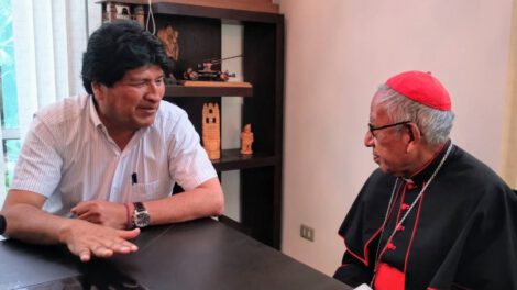 Cardenal Ticona visita a Morales y bendice su casa en Cochabamba