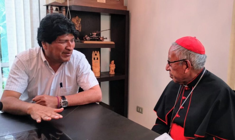 Cardenal Ticona visita a Morales y bendice su casa en Cochabamba