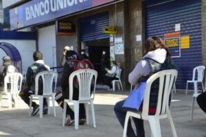 Filas en el Banco Unión para el cobro del Bono contra el Hambre